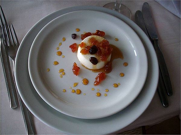 Goat cheese pudding with caramelized pears