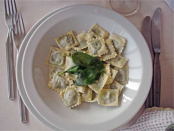 Ravioli al burro e salvia