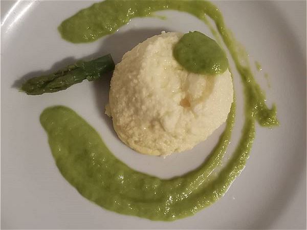 Soufflé di parmigiano con crema agli asparagi